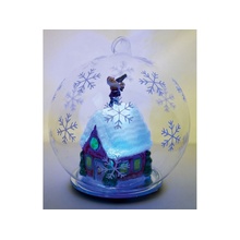 Новогодний шар с меняющей цвет подсветкой с занесенной снегом избушкой Деда Мороза внутри Увеличить...
