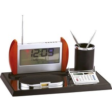 Настольный прибор 'Монреаль' с часами, радио, калькулятором, подставкой под ручки и бумажным блоком Увеличить...